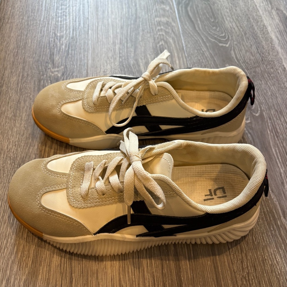 Deflorance Cloudea Stylish White and Black Sneakers